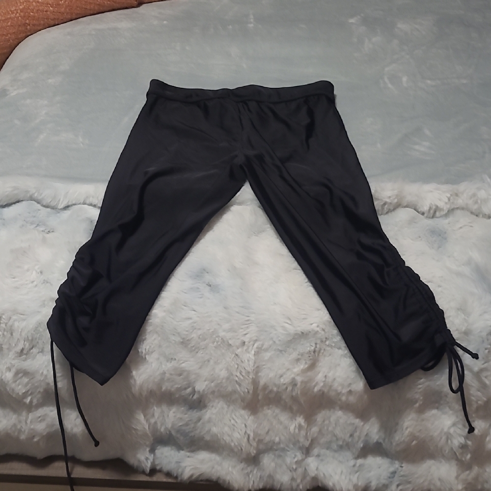 SHEIN Black Ruched Capris